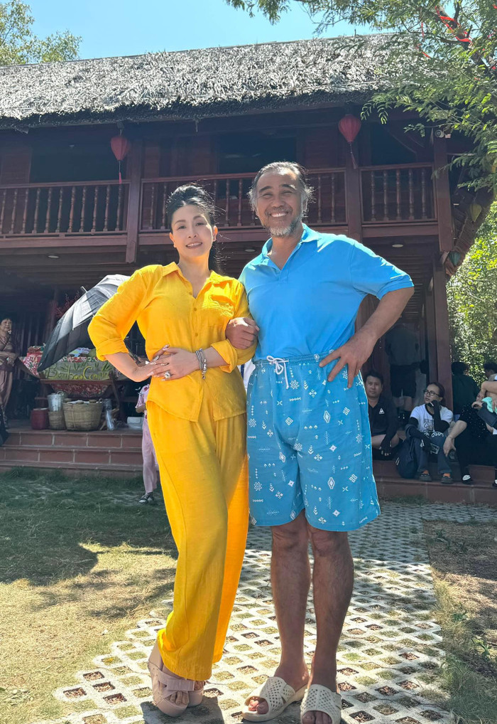  Trong ảnh, Quyền Linh để lộ rõ mái tóc điểm bạc, bộ râu dài.