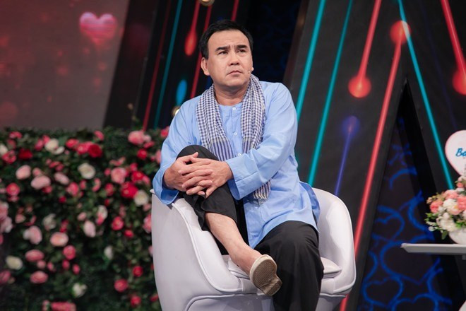 Dép lê lên sóng truyền hình.