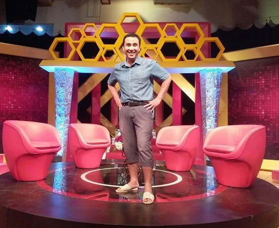 Hình ảnh dép lê ở khắp mọi nơi.