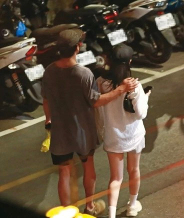 Nhiều người chỉ trích Chu Hiên Dương là kẻ lăng nhăng, 'bắt cá nhiều tay' và mắng Ngô Trác Nguyên là 'tiểu tam'.