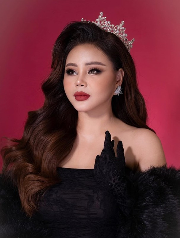 Diễn viên 'Nhà bà nữ' không ngại đi theo phong cách beauty queen, thậm chí còn tỏ mong muốn đi thi hoa hậu.
