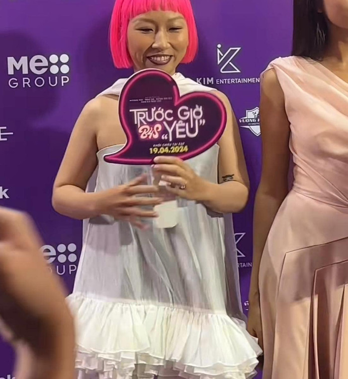 'Nhìn mà nhức mắt', 'Có nên mặc vậy ra đường hay không?'... là những bình luận của cư dân mạng.