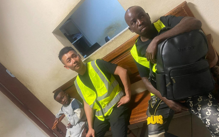 Quang Linh Vlogs và Lôi Con gặp nạn trên đường trở về Việt Nam Ảnh 2