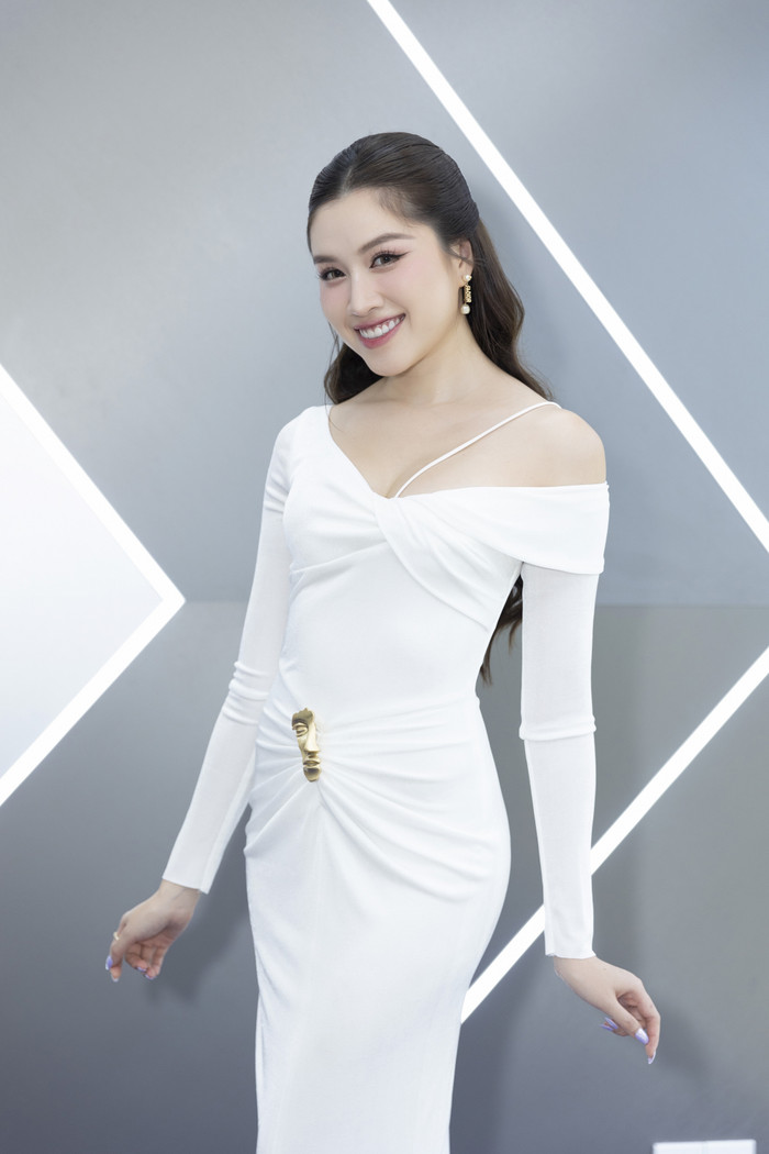 Thanh Thanh Huyền được khen ngợi với hình ảnh đẹp tinh khôi với bộ váy trắng bó sát cơ thể kết hợp cùng tông trang điểm hồng nhẹ. 