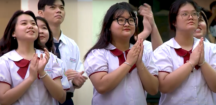  Các bạn học sinh xúc động khi nghe những lời chia sẻ đầy chân tình từ nữ ca sĩ.