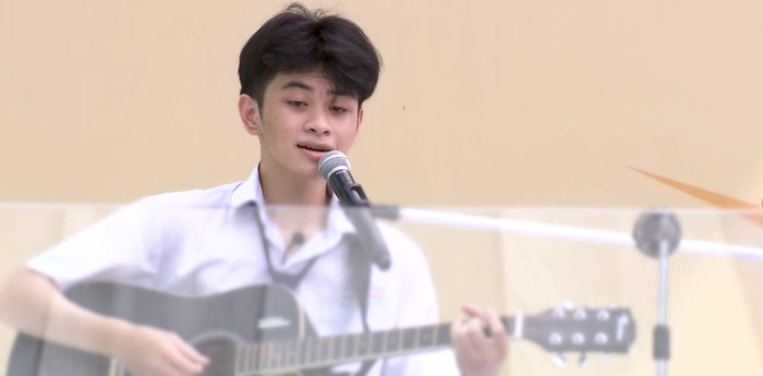 Huỳnh Quốc Đông thể hiện tài năng ca hát