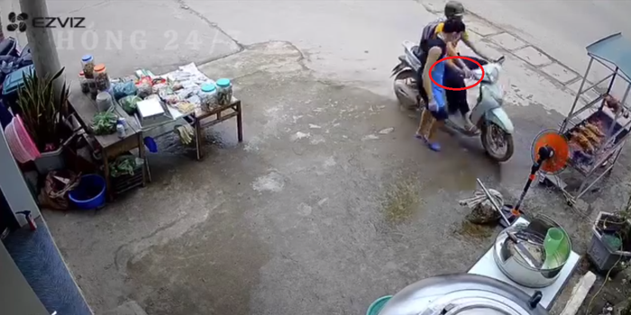 Trong lúc đợi vịt quay, chủ quán vịt lỡ tay vặn tay ga xe máy của khách khiến xe máy lao vọt đi