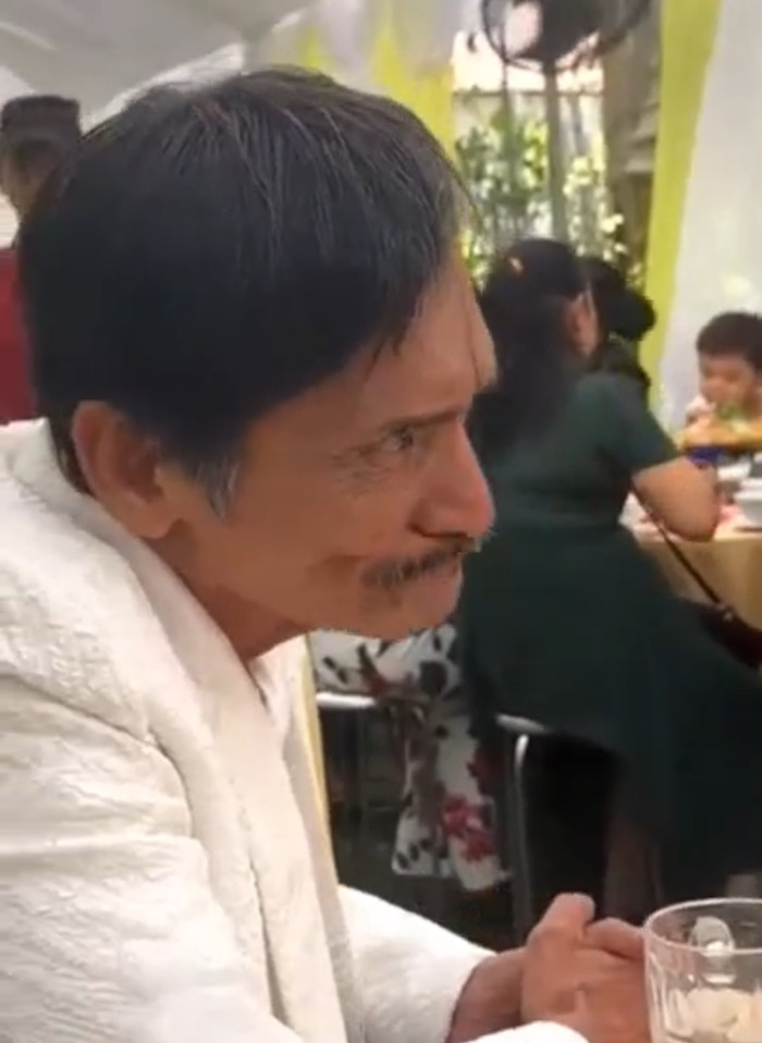 Thương Tín khiến nhiều người xót xa khi liên tục đi khắp nơi.