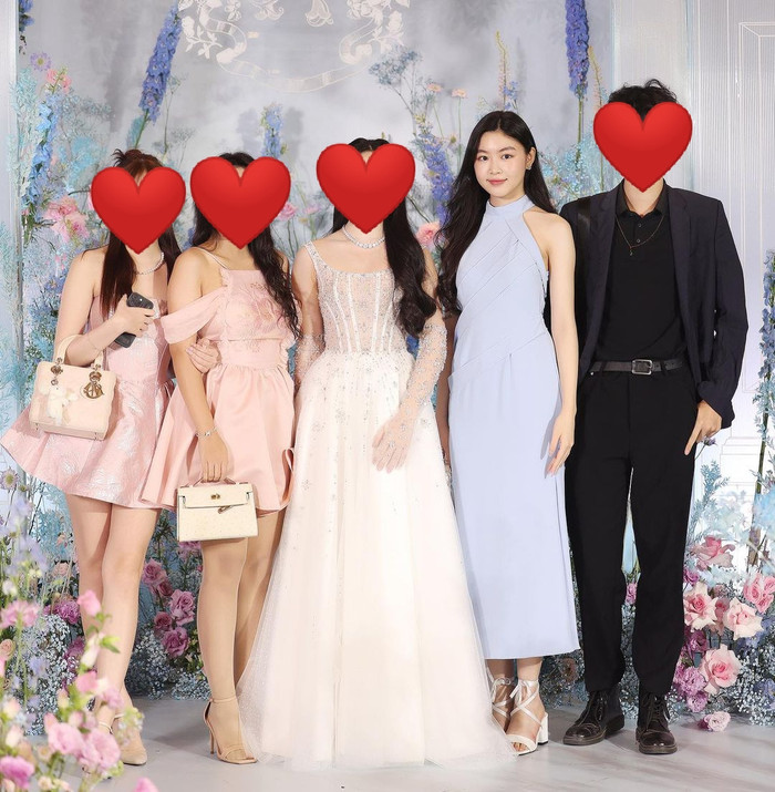 Đồng điệu với phong cách tiểu thư thanh lịch, Lọ Lem lựa chọn mẫu giày ankle strap tông trắng với phần đế trụ thuận tiện cho việc di chuyển. Điểm nhấn thắt nơ không chỉ góp phần ôm trọn bàn chân mà còn thể hiện sự sang trọng cho người diện.