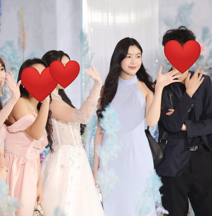 Phù hợp với không khí và bối cảnh buổi tiệc, Lọ Lem chọn cho mình mẫu váy phom dài, dáng suông nhuộm sắc xanh pastel dịu mắt. Phần cổ áo cách điệu kiểu yếm đào giúp cô khoe trọn nước da trắng hồng và khung xương quai xanh thon gọn. Chi tiết đắp xéo nhấn mạnh vùng thắt eo cũng là điểm cộng tôn lên tỉ lệ hình thể của cô.  