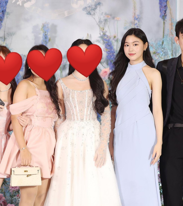 Mới đây, một tài khoản fan hâm mộ đã đăng tải bộ ảnh ái nữ nhà Quyền Linh khi dự tiệc mừng của người chị em thân thiết. Xuất hiện tại sự kiện, Lọ Lem gây ấn tượng với vẻ ngoài ngọt ngào cùng sự chỉn chu trong cách ăn vận.  