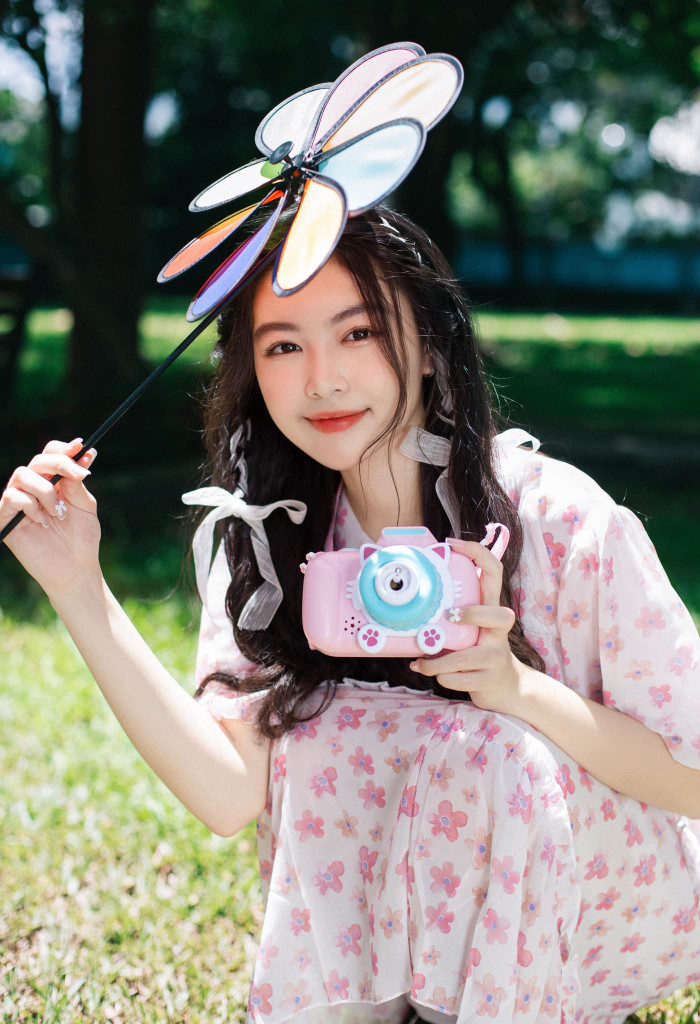 Bên cạnh thần sắc ấn tượng, Lọ Lem còn gặt hái được nhiều thành tích và giải thưởng nghệ thuật ở trường. Tuy có ba mẹ là người nổi tiếng và thành đạt, thế nhưng cô được dạy cách sống giản dị, tự lập, biết yêu thương và giúp đỡ những người khó khăn. 