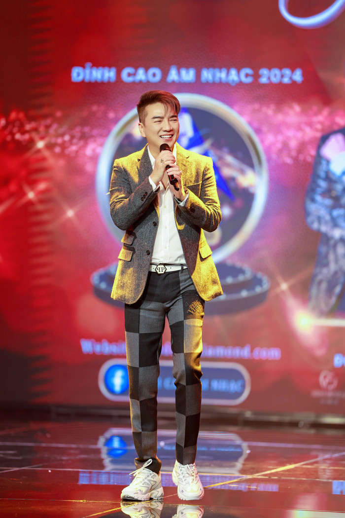 Trải qua hơn 2 thập kỉ vào nghề, Đàm Vĩnh Hưng luôn giữ được “Đỉnh cao âm nhạc' trong qua mọi thời kì. 