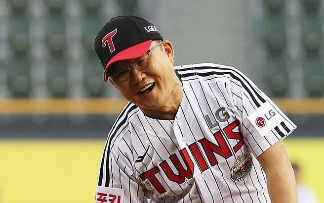 HLV Park Hang Seo cười sảng khoái trong niềm vui U23 Việt Nam lập kỳ tích Ảnh 2