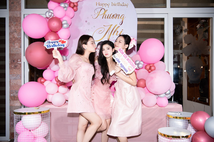 Còn nhớ vào năm ngoái, Á hậu Phương Nhi vẫn còn đón sinh nhật tuổi 21 bên cạnh 'đàn chị' là Hoa hậu Mai Phương và Hoa hậu Bảo Ngọc. 