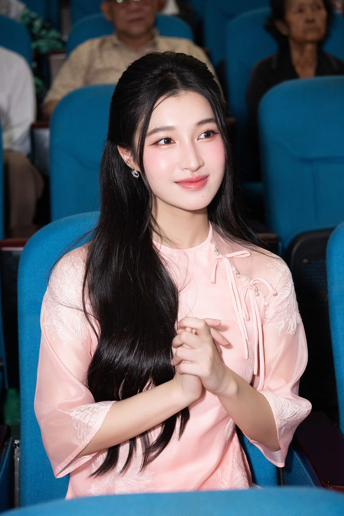 Về phần mình, sự mất tích của Á hậu Phương Nhi trên các nền tảng mạng xã hội vẫn còn là dấu chấm hỏi lớn đối với fan sắc đẹp. 