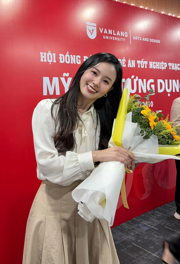 Midu mới hoàn thành chương trình Thạc sĩ. Cô luôn học hỏi, trau dồi để có thể đảm nhận vai trò Giảng viên. Ảnh: FBNV