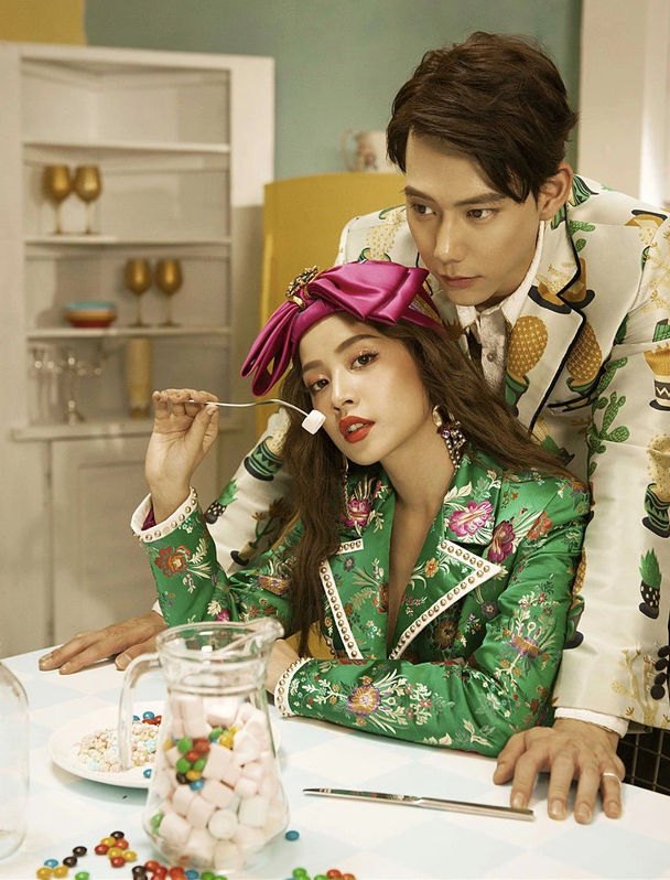 Chi Pu và Jin Ju Hyung vướng nghi vấn hẹn hò từ cuối năm 2017. Cả hai sử dụng 'lovestagram', đồ đôi, check in cùng địa điểm và đặc biệt là di chuyển qua lại giữa Việt Nam và Hàn Quốc để thăm nhau. 