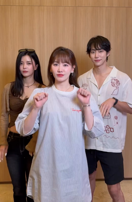 Jin Ju Hyung vui vẻ, hào hứng khi 'đu trend' cùng Hari Won. 