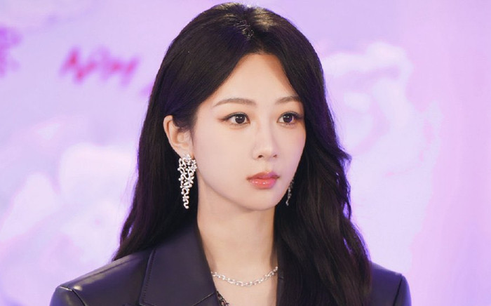 Dương Tử hôn say đắm tình trẻ giữa chốn đông người, nhìn mà quắn quéo Ảnh 2