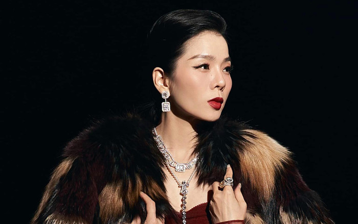 Lệ Quyên sắc sảo với môi son đỏ Ảnh 2