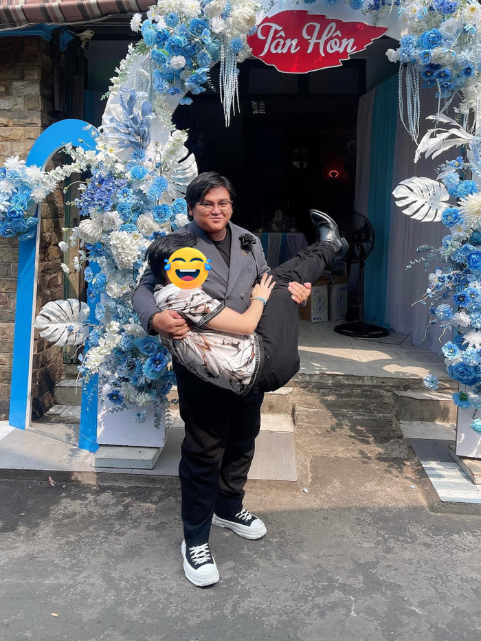 Ca nhạc sĩ Ôn Vĩnh Quang khoe ảnh thân mật, trước cổng cưới với một nhân vật khác, không phải bạn trai đồng giới mà anh từng cầu hôn hôm 1/1/2024.