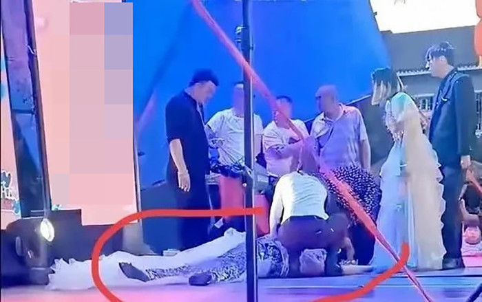 Một số thành viên trong đoàn nghệ thuật cố gắng sơ cứu cho Phi Phi sau khi cô nàng ngã xuống đất. (Ảnh: The Cover)