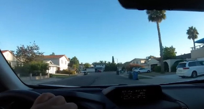 Trước đó, con đường dẫn vào nhà vô cùng rộng rãi thoáng đãng.