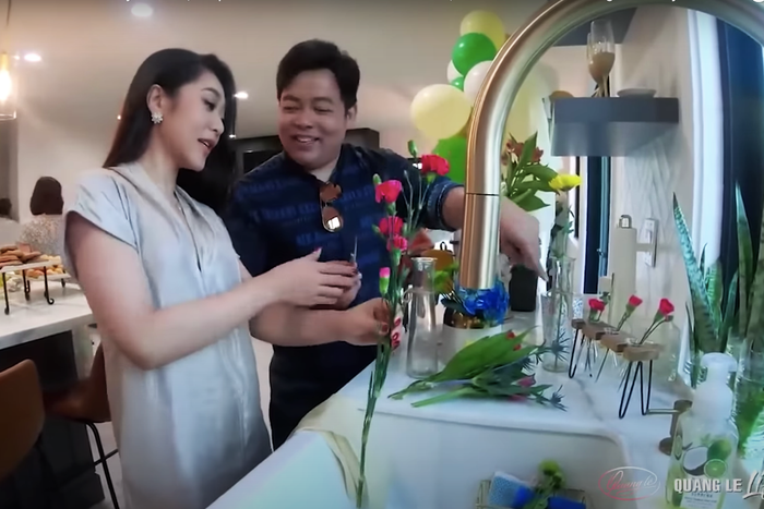 Thông qua cuộc trò chuyện ở phòng bếp, cư dân mạng có phát hiện phía bên ngoài nhà còn có một khoảng sân vô cùng rộng lớn để trồng cây cảnh. Toàn bộ nội thất của nhà đều chọn tối giản.