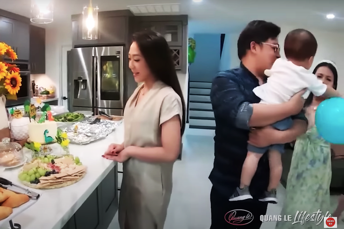 Qua cuộc trò chuyện, Quang Lê cho biết căn nhà đã mua được 1 năm trước. Nhanh chóng Hà Thanh Xuân cũng bật mí, Quang Lê có rất nhiều nhà tại Mỹ. Đáp trả, Quang Lê cho biết: “Có cái che nắng che mưa thôi chứ có gì đâu”.