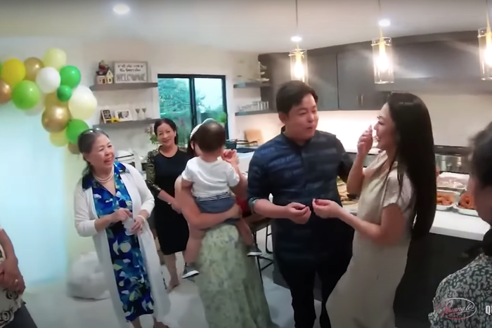 Lần đầu tiên ra mắt, các thành viên nhà Quang Lê đều vui mừng khi gặp gỡ Hà Thanh Xuân. Cô còn đích thân tặng mẹ của chàng một món quà đặc biệt.