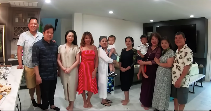 Được biết đây dịp lễ quan trọng nên rất nhiều thành viên trong gia đình Quang Lê đã có mặt. Bên trọng, căn nhà có tông trắng, nhiều đèn sáng khiến không gian vô cùng ấm cúng, thân mật.