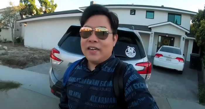 Trước nhà còn có khoảng sân rộng lớn để vừa ô tô.