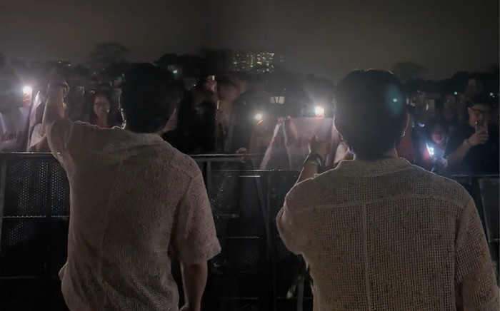 Show diễn tại Hà Nội bị hủy đột ngột vì mưa dông, một nam ca sĩ nán lại để an ủi fan Ảnh 2