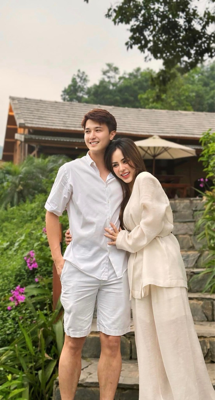Huỳnh Anh và bạn gái cười tươi rói, thể hiện tâm trạng vui vẻ khi đi du lịch. Ảnh: FBNV