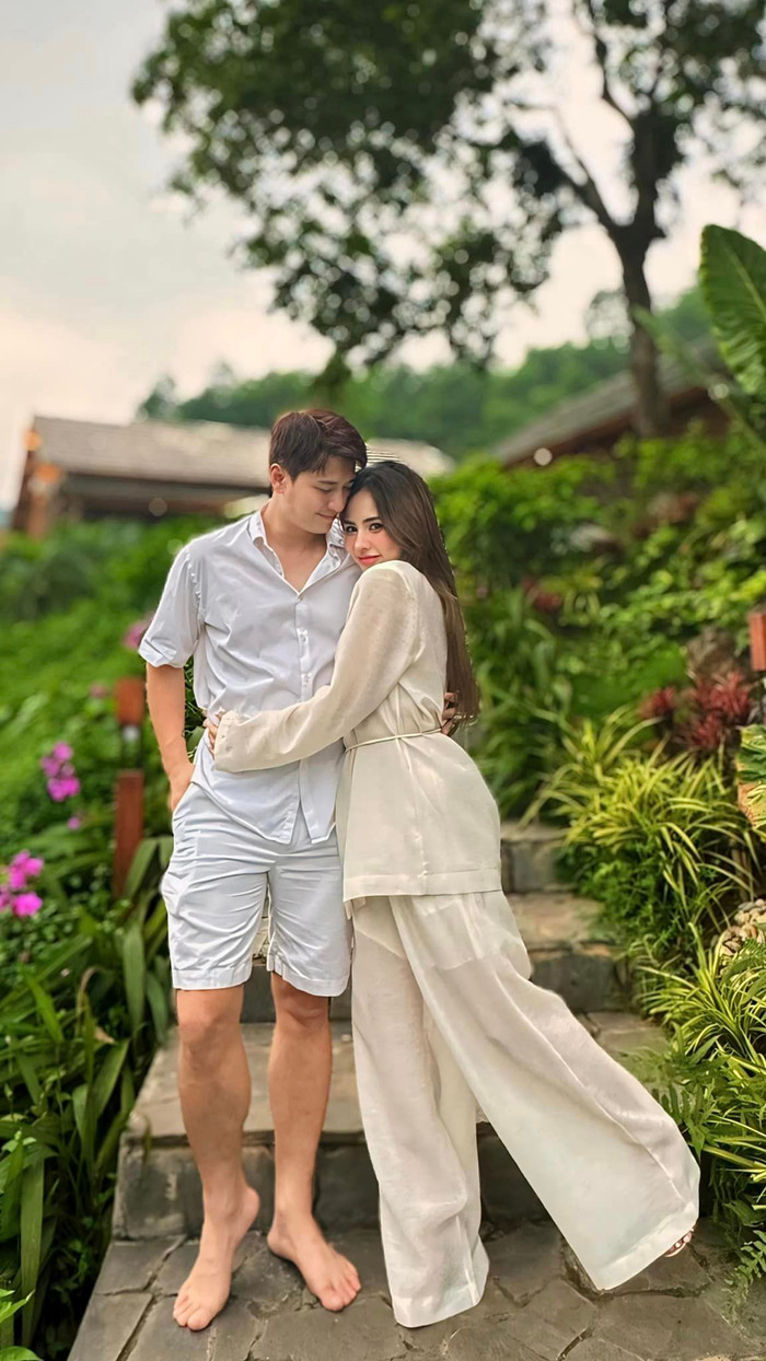 Bạch Lan Phương thoải mái ôm ấp Huỳnh Anh, khéo léo 'đánh dấu chủ quyền' với bạn trai. Ảnh: FBNV