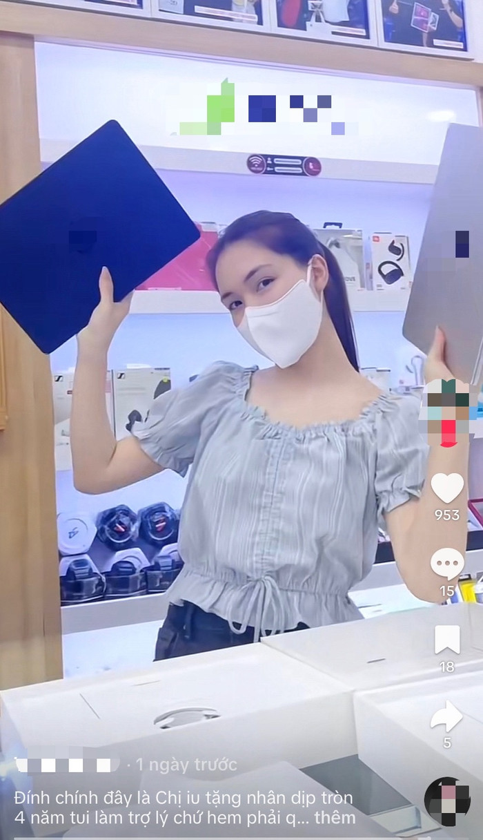 Hòa Minzy đeo khẩu trang, ăn vận giản dị khi đi mua laptop cho chính bản thân và tặng cho trợ lý. Ảnh: Chụp màn hình