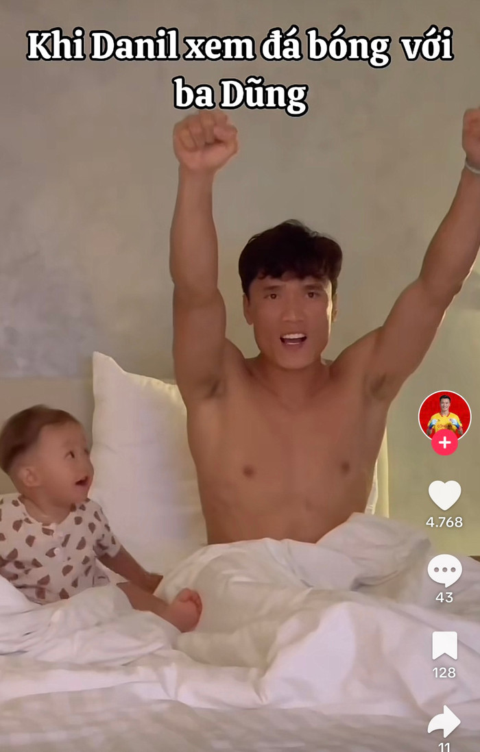 Còn nhỏ tuổi, Danil (con trai Bùi Tiến Dũng) tỏ hào hứng, thích thú với bộ môn đá bóng.