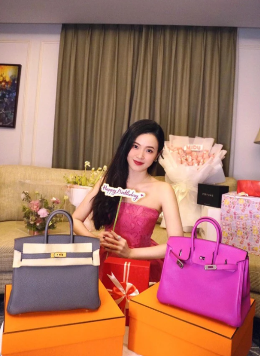 Cô có bộ sưu tập túi hiệu siêu khủng.