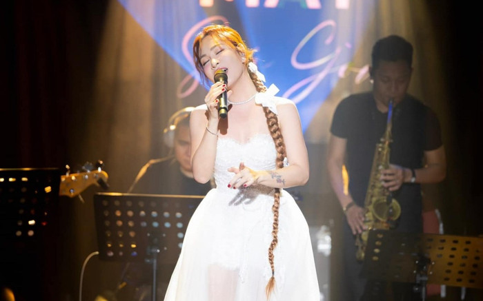 Uyên Linh cười tít mắt vì được khán giả tặng cả hộp vàng sau đêm diễn Ảnh 2