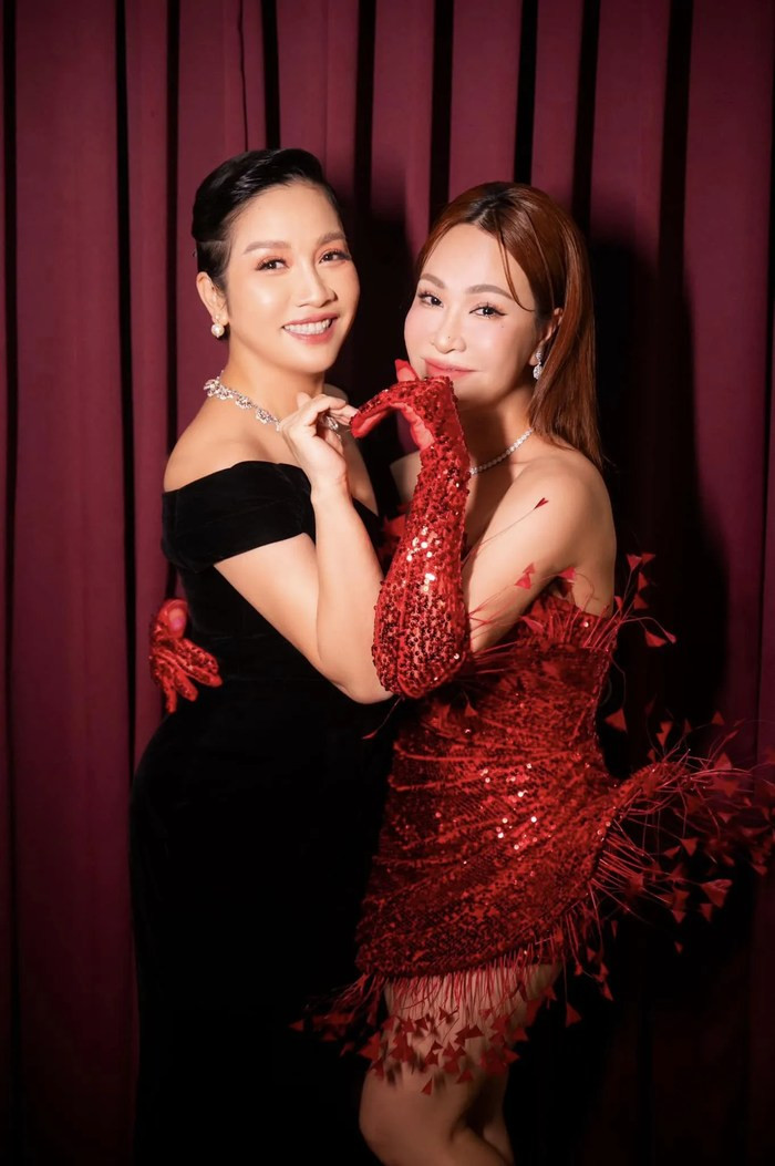 Uyên Linh thân thiết với Mỹ Linh sau khi tham gia một chương trình âm nhạc. 