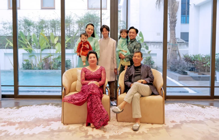 Hình ảnh gia đình Đàm Thu Trang và bố mẹ chồng của cô