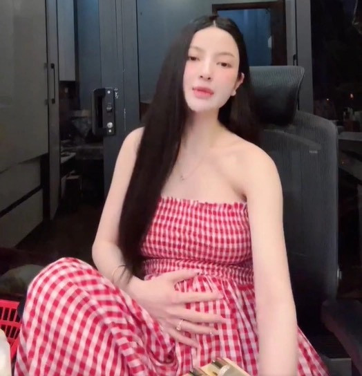  Chu Thanh Huyền trở lại công việc thường ngày với việc livestream bán hàng online.