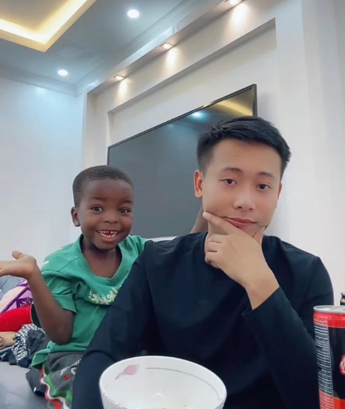 Quang Linh Vlogs liên tục xuất hiện cùng Lôi Con - 'idol nhí' sở hữu sức ảnh hưởng lớn trên mạng xã hội Việt Nam. Từng động thái của cả hai nhanh chóng nhận được sự quan tâm của đông đảo khán giả. Được biết, Lôi Con là cậu bé từng hiện diện với tần suất lớn tại những thước ảnh lẫn video của Hoa hậu Thùy Tiên trong chuyến hành trình thiện nguyện tại Angola.