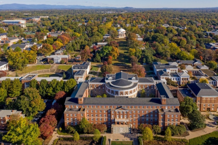 Trường Đại học Virginia.