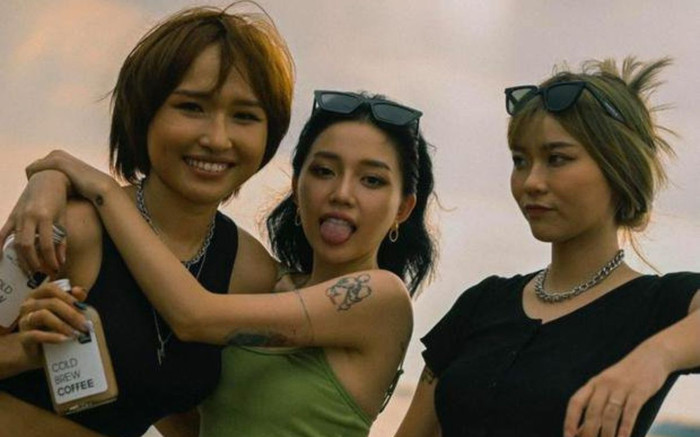 Nữ tiktoker gây tranh cãi với phương pháp skincare rửa mặt bằng 'nước thánh' Ảnh 2