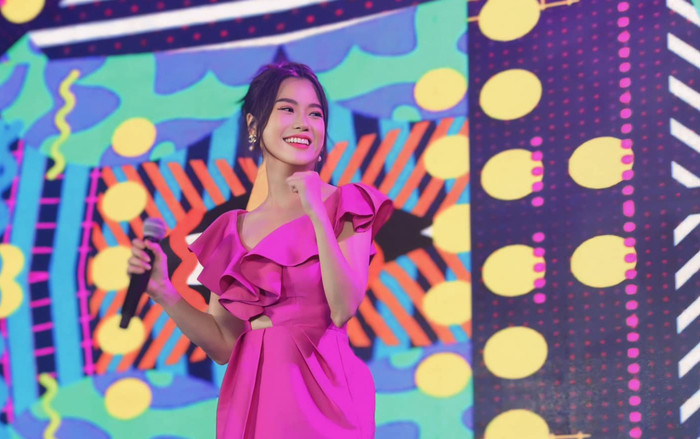 Lâm Vỹ Dạ chạy show ca hát tại trường học, nhiều khán giả lên sân khấu 'náo loạn' Ảnh 2