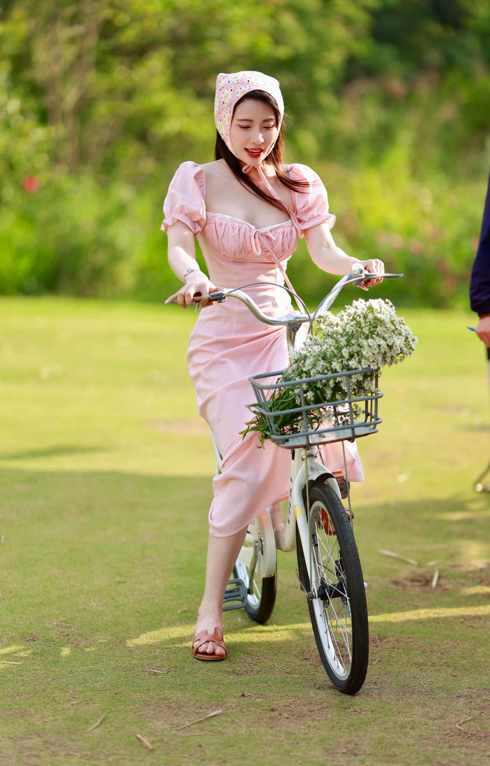 Quỳnh Nga hóa nàng thơ