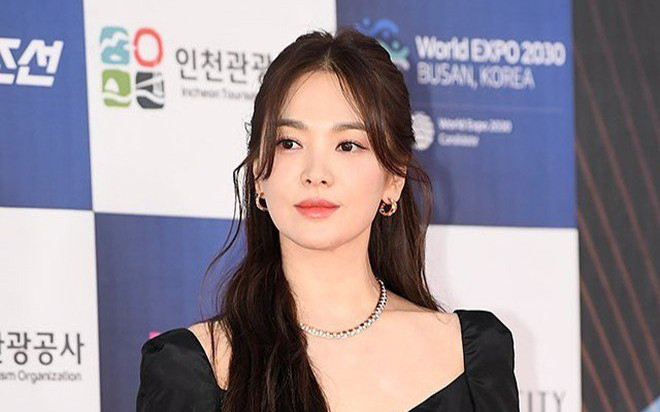 Song Hye Kyo từng bị một mỹ nam lườm thẳng mặt trên sân khấu, giờ nhìn lại mới thấy ai hơn ai Ảnh 2