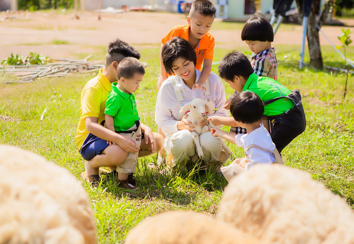 Hoa hậu Oanh Yến đưa 6 con trở lại Sài Gòn sau 4 năm 'bỏ phố về rừng' Ảnh 1